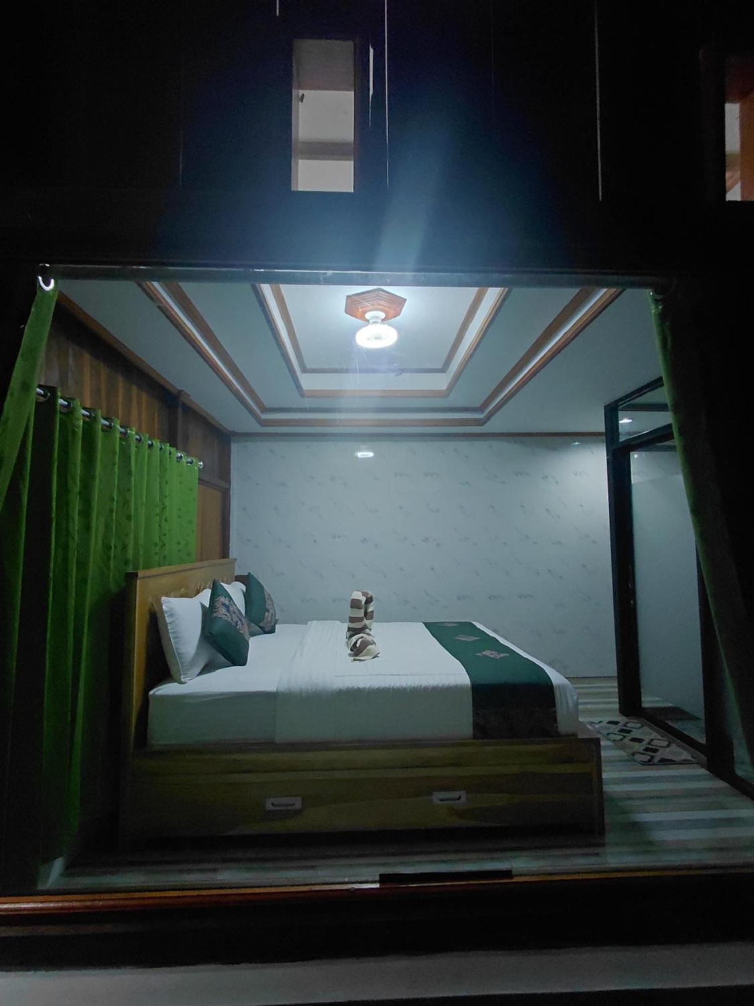 Friendly Homestay Lemukih Singaraja エクステリア 写真
